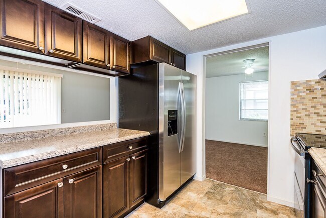Building Photo - IDEAL CENTRAL LOCATION IN PORT CHARLOTTE