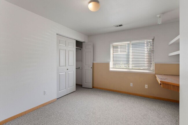 Building Photo - 4 Bedroom Townhome near campus