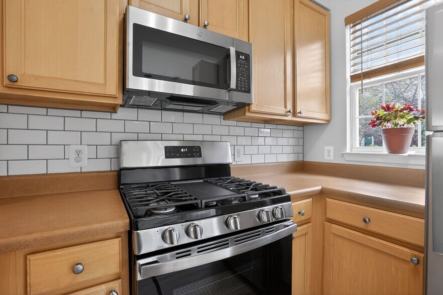 Building Photo - 23185 Blackthorn Square