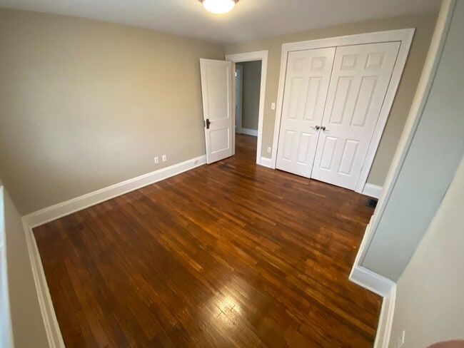 Building Photo - 3 Bedroom House - Grandview Area