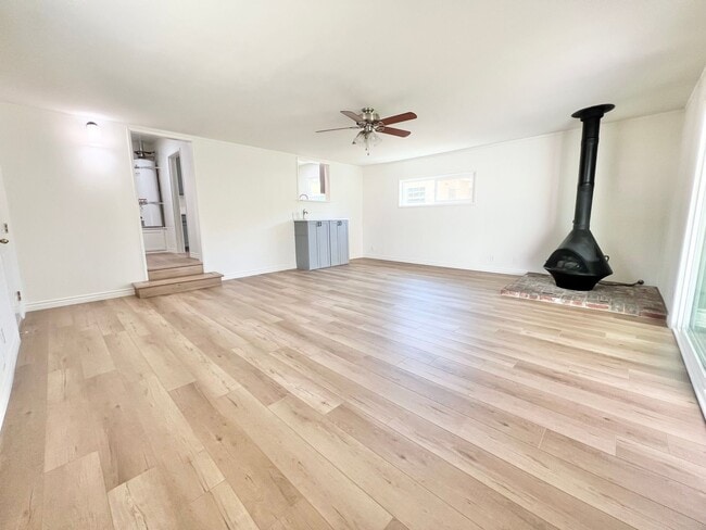 Building Photo - Charming Remodeled Lakewood Home with Bonu...
