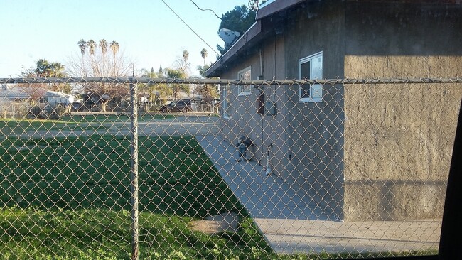 Building Photo - 2 Bd 1 Ba Home | Huge Lot in East Bakersfield