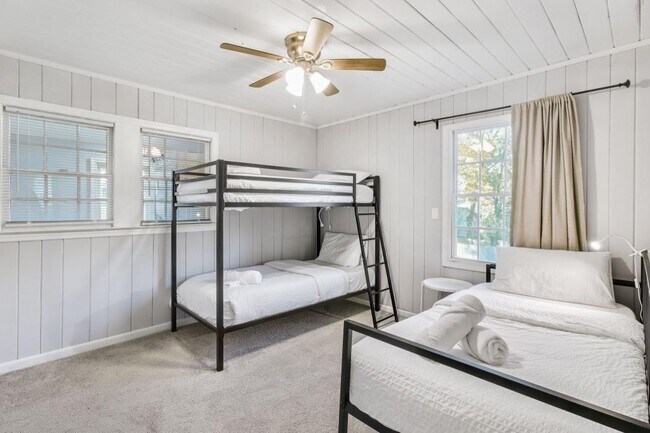 Building Photo - 250 Lake Dr