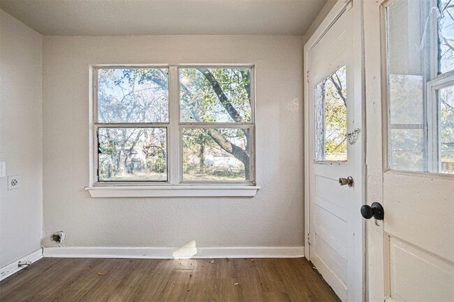 Building Photo - 907 N McKinley Ave