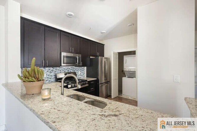 Building Photo - 421 Tavern Rd