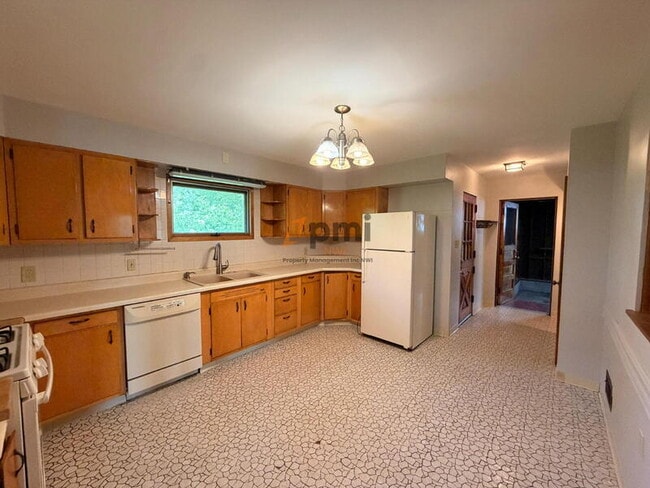 Building Photo - 330 E 69th Pl