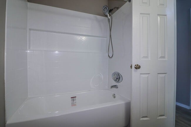 Building Photo - Cozy & Updated