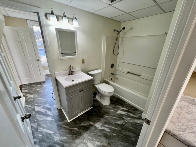 Full Bathroom - 1008 Main St