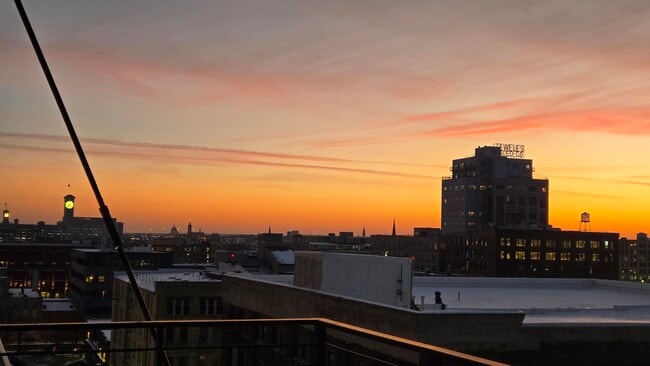 Building Photo - 106 W Seeboth St