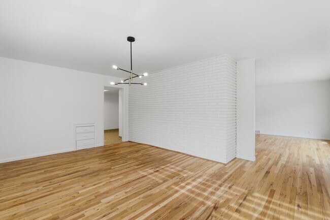 Building Photo - Spacious 4 Bed, 3 Bath Home Near Weber State