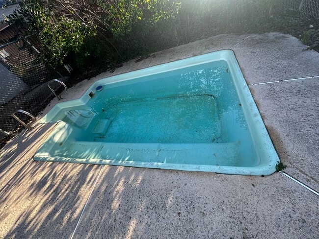 Building Photo - SPACIOUS MULTI-STORY 4 BEDROOM 2.5 BATHROOM HOME IN ANDERSON