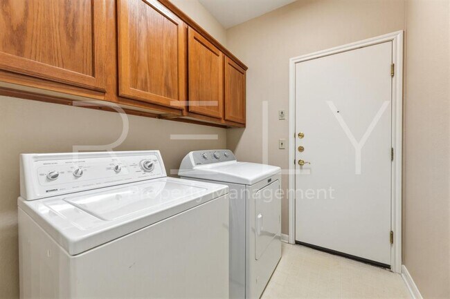 Building Photo - 280 Whispering Wind Dr