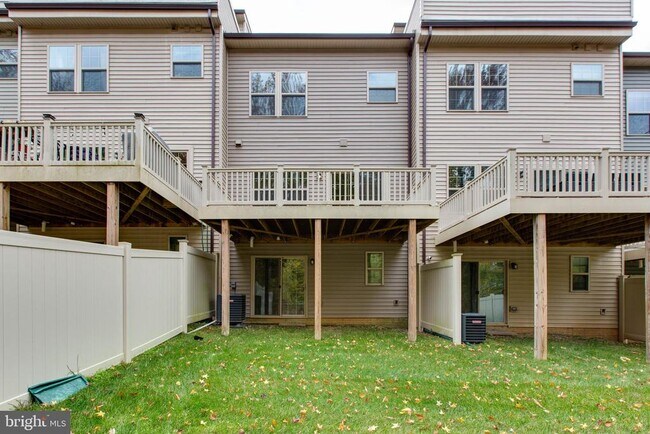 Building Photo - 3004 Cornfield Ave