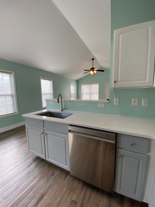 Building Photo - 3 bedroom, 2 bathroom Home in Hampstead