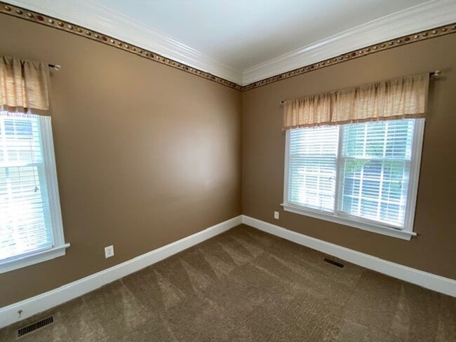 Building Photo - $500 Off 1 Month if Moved In by 11/30/25