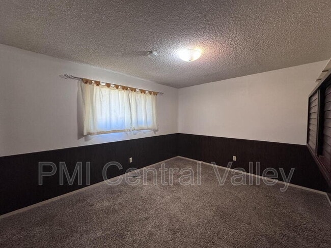 Building Photo - 4650 Dahlia Dr