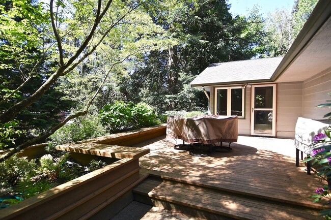 Building Photo - Lake Forest Park Four Bedroom