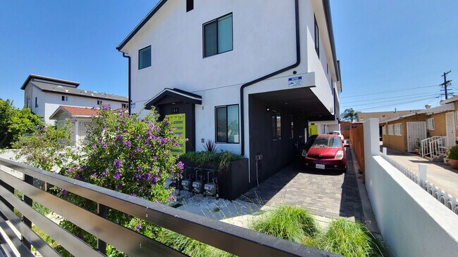 Building Photo - 84(142-144 1/2)