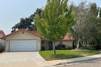 Building Photo - Beautiful 3 Bedroom 2 Bath Single Family H...