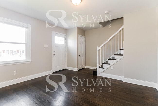 Building Photo - Charming 2BR 1BA Townhome