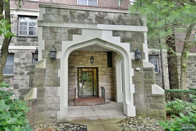 Building Photo - 100 E Palisade Ave