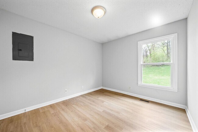 Building Photo - 3 Bedroom 2 Full Bath Home For Rent near Post!