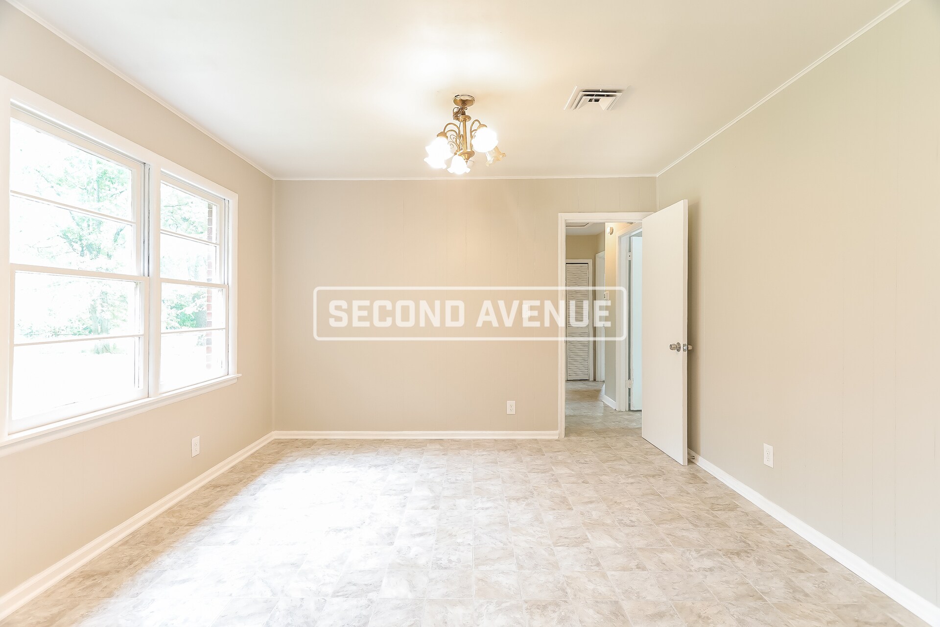 Building Photo - 241 Lake Dr NE