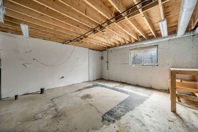 Building Photo - Murray Cul-de-sac Side by Side Duplex with New Carpet and Paint