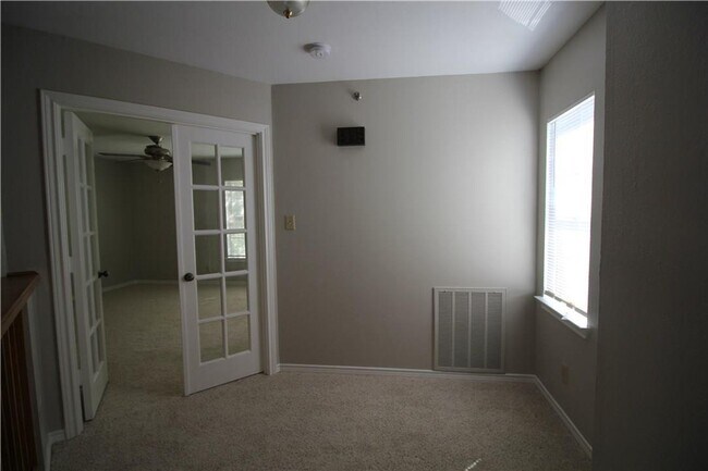 Building Photo - 2 Bedroom, 2 Bath  in Bryan Place