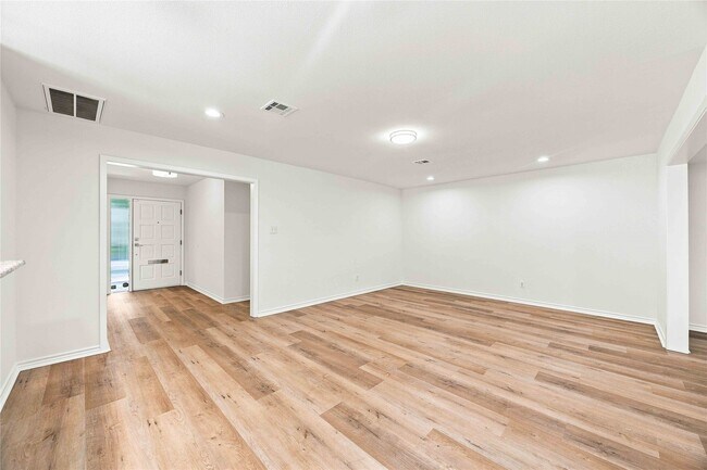 Building Photo - 6215 Queensloch Dr