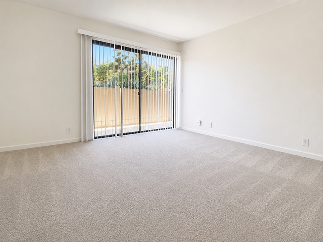 Building Photo - 2607 Pirineos Way