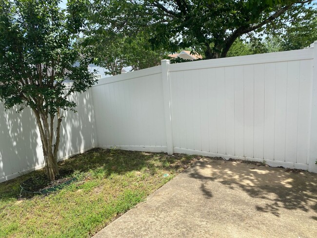 Building Photo - Large 3 bd 2.5 bath with all new paint! Fe...