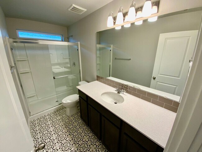 Building Photo - 914 Burwood St SE