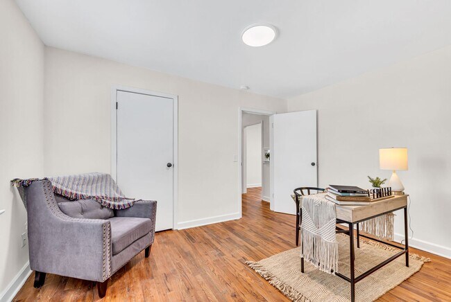 Building Photo - 3 Bed 2 Bath House w/Fenced Yard in East N...