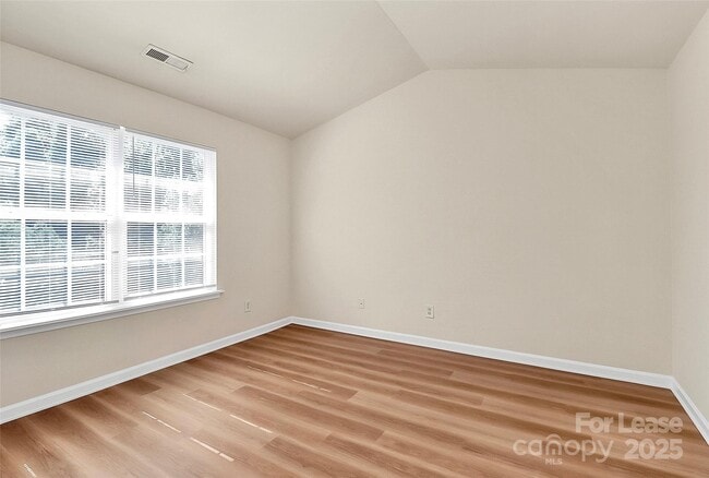Building Photo - 915 Par One Ct