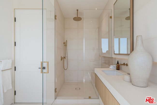 Building Photo - 1205 Las Lomas Pl