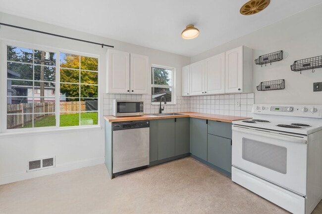 Building Photo - Impressive Home - Remodeled throughout!