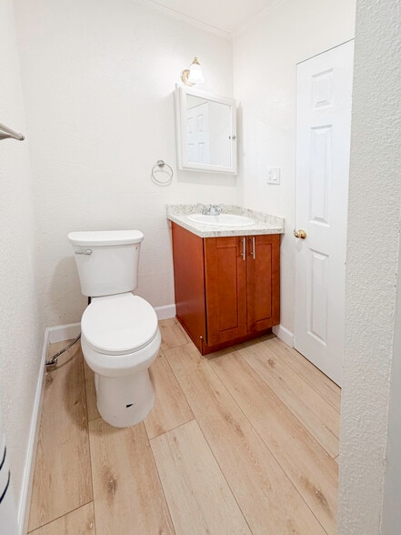 (B) Bathroom - 1722 E Victoria Ave