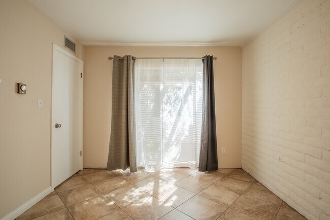Building Photo - 2921 Valle Vista