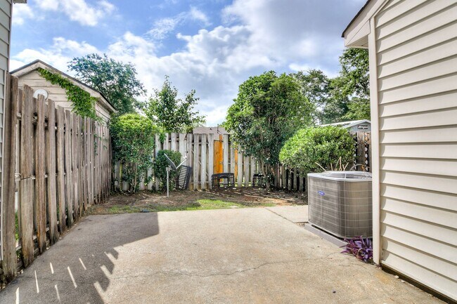 Building Photo - 2 Bed Townhouse!