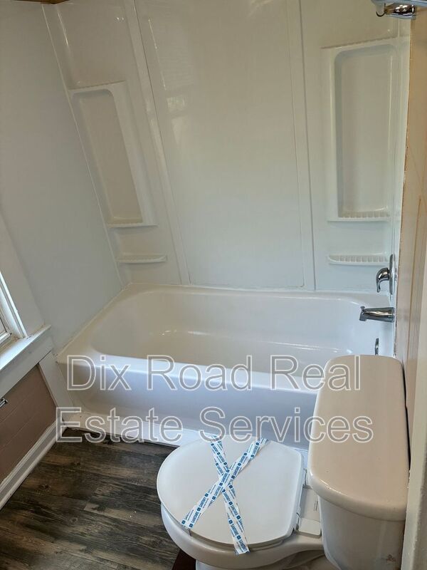 Building Photo - 2240 Lakeview Ave