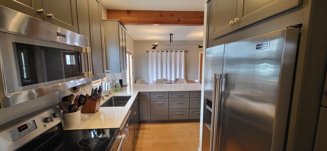 Building Photo - Furnished 3 Bed 2.5 Bath Walk to downtown-...