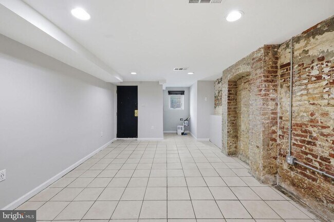 Building Photo - 914 N St NW