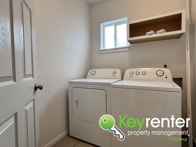 Building Photo - Modern 3-Bedroom, 2-Bath Downstairs Duplex...
