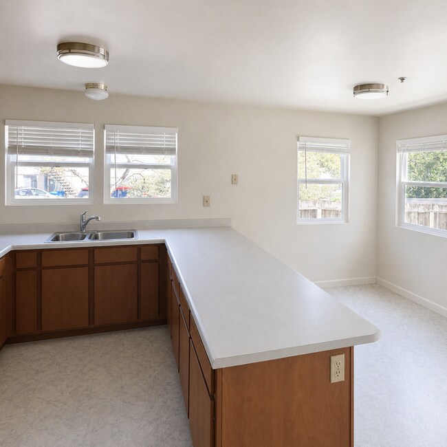 Building Photo - 3 bed/1.5 bath townhouse in Cotati