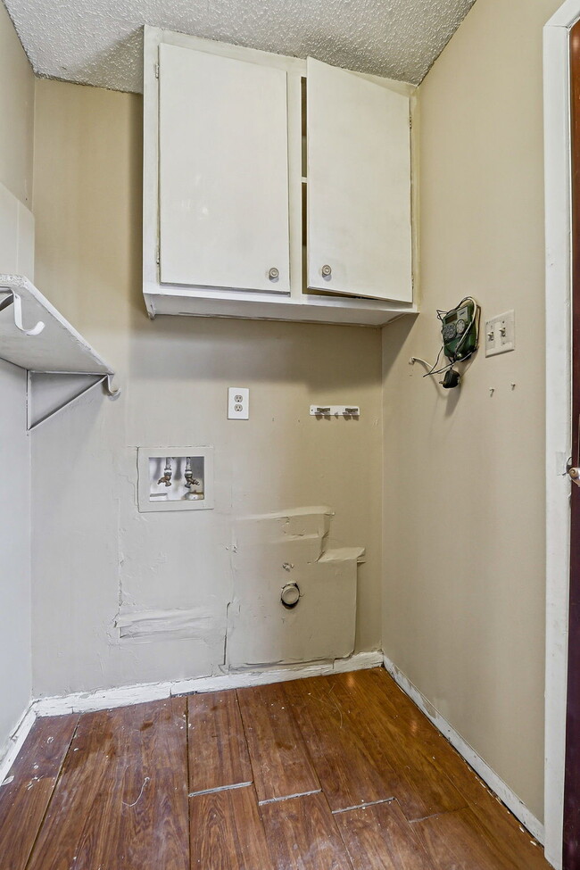 Building Photo - 3-Bedroom Duplex with Refrigerated AC.