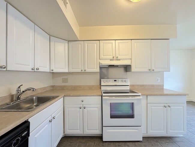 Building Photo - Welcome to this charming 2-bedroom, 2-bathroom townhouse nestled in the heart of Annandale.