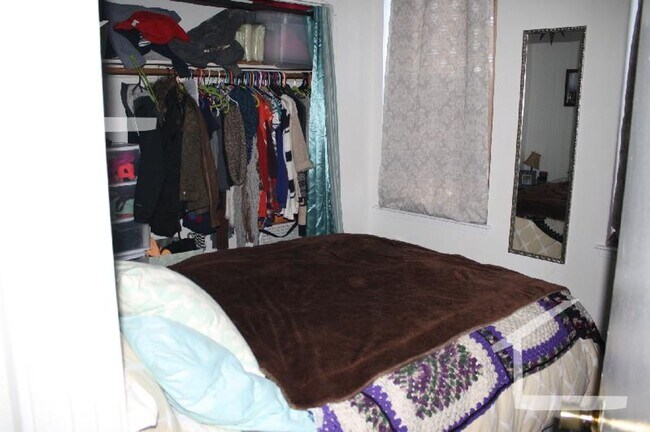 Building Photo - No Brokers Fee, New Kitchen appliances, Central Location, Laundry is on a Site