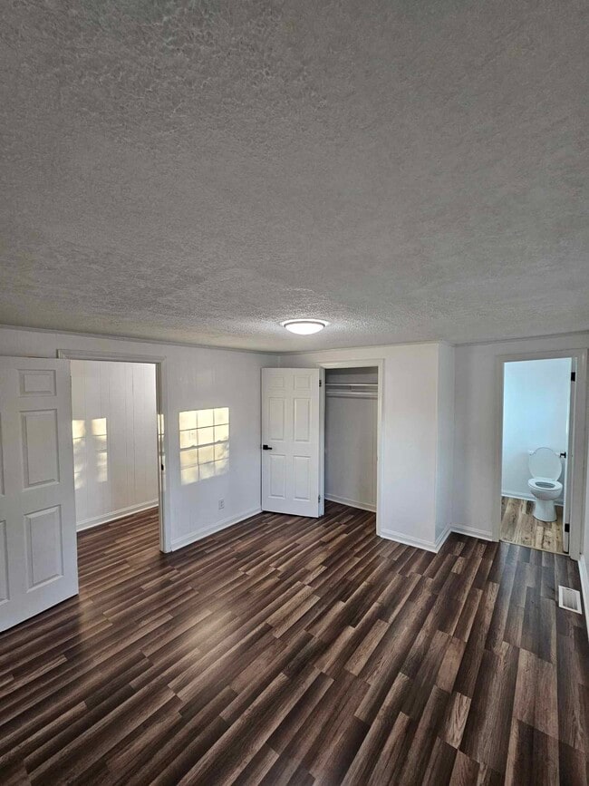 Building Photo - 203 S Fieldcrest Rd