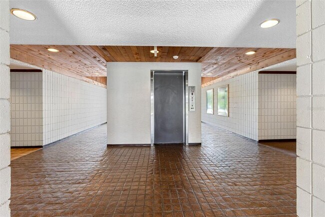 Building Photo - 2583 Countryside Blvd